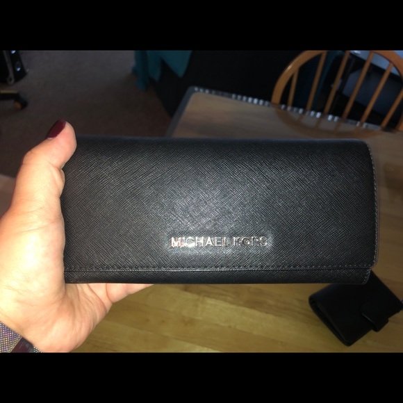 Michael Kors Large Jet Set Wallet - Picture 4 of 4